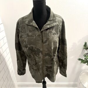 Old Navy. Size M. Camouflage, Cinched elastic waist, zipper and snap front close